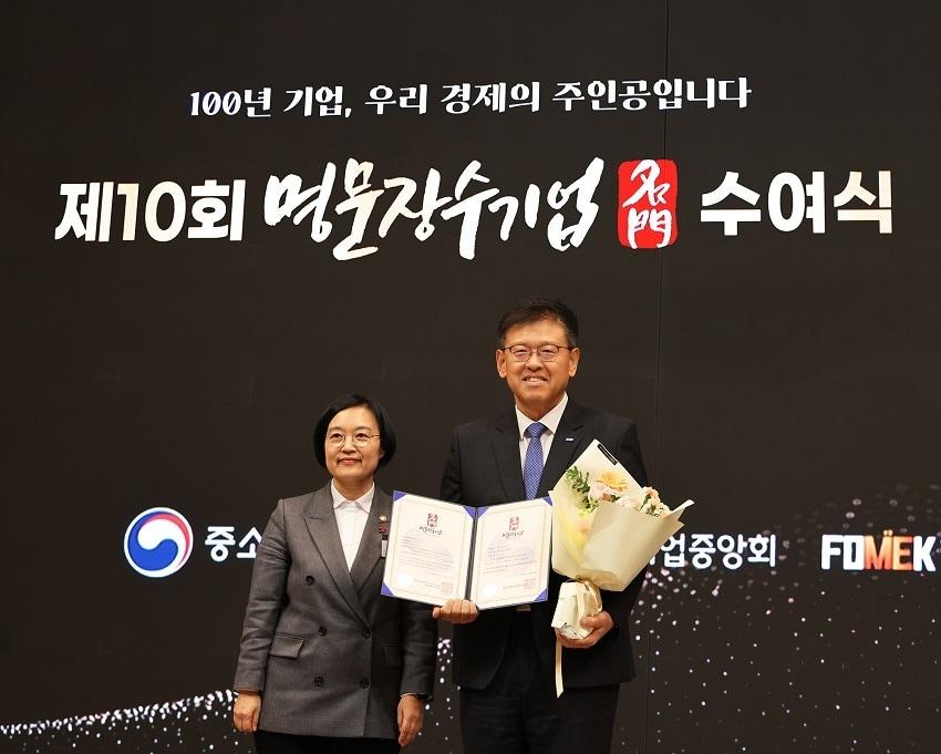 본문 이미지 - 12월 4일 열린 제10회 명문장수기업 수여식에서 중소벤처기업부 한성숙 장관과 하이멕 이수연 대표이사가 기념촬영을 하고 있다.