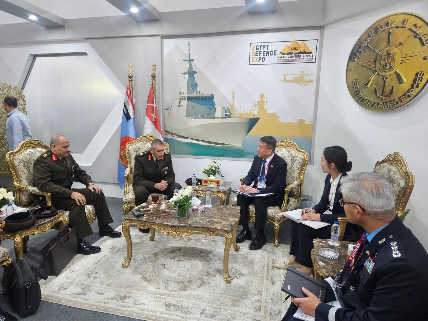 본문 이미지 - 방극철 방위사업청 기반전력사업본부장과 모하메드 아들리 압둘 와헤드 이집트 국방부 전력국장이 양국 방산협력 현안을 논의하고 있다.&#40;방위사업청 제공&#41;