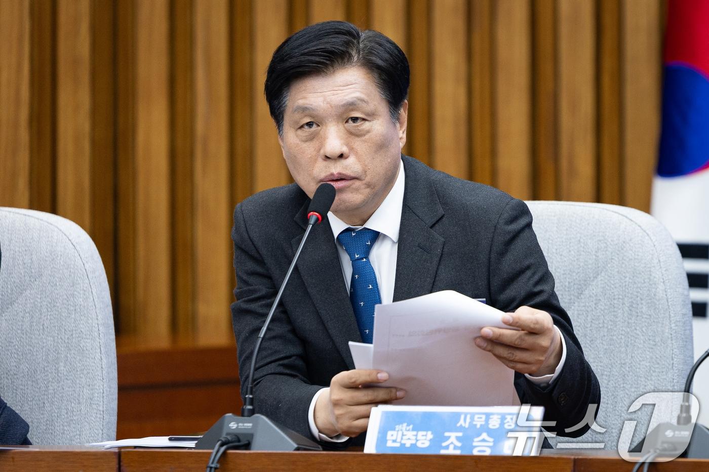 조승래 더불어민주당 사무총장이 지난 5일 서울 여의도 국회에서 열린 제3차 중앙위원회의에서 제안설명을 하고 있다. 2025.12.5/뉴스1 ⓒ News1 유승관 기자