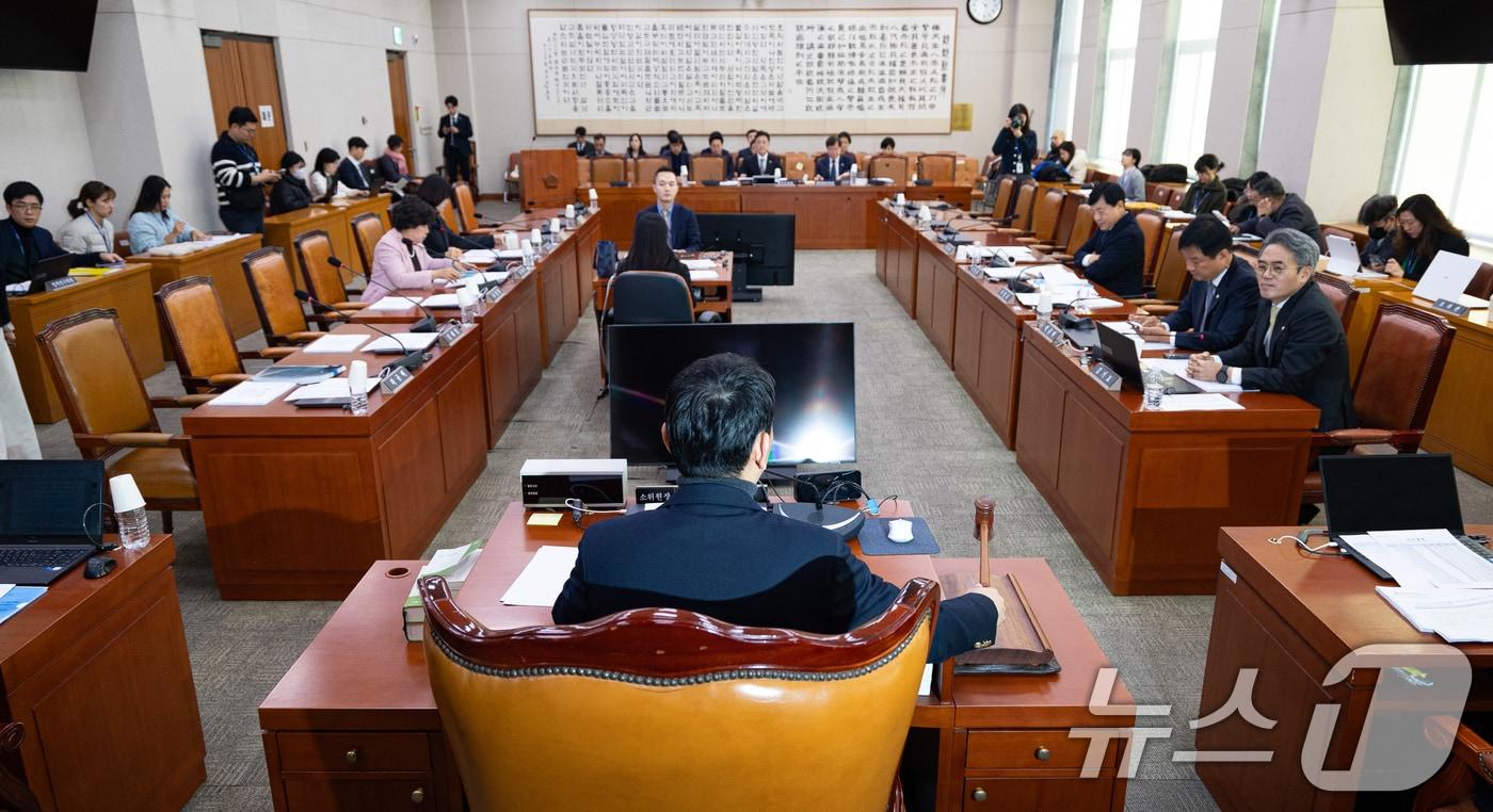 김용민 국회 법제사법위원회 법안심사제1소위원장이 지난 5일 서울 여의도 국회에서 열린 제429회 국회&#40;정기회&#41; 법제사법위원회 제9차 법안심사제1소위원회에서 의사봉을 두드리고 있다. 2025.12.5/뉴스1 ⓒ News1 유승관 기자