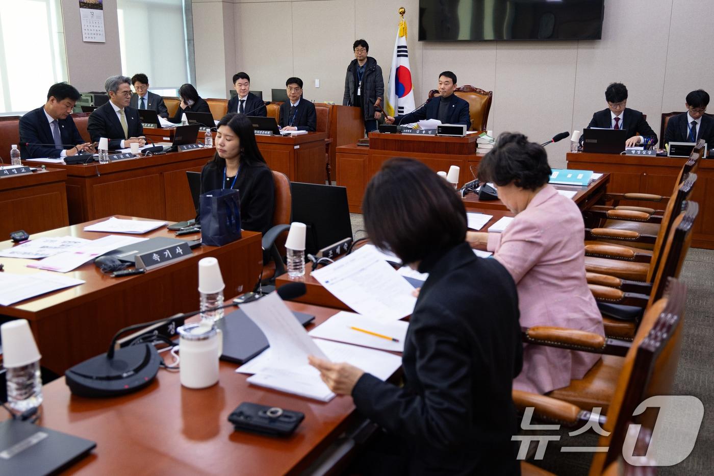 김용민 국회 법제사법위원회 법안심사제1소위원장이 5일 서울 여의도 국회에서 열린 제429회 국회&#40;정기회&#41; 법제사법위원회 제9차 법안심사제1소위원회에서 의사봉을 두드리고 있다. 2025.12.5/뉴스1 ⓒ News1 유승관 기자