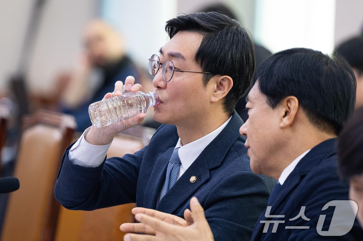 장경태 더불어민주당 의원이 5일 서울 여의도 국회에서 열린 제429회 국회&#40;정기회&#41; 법제사법위원회 제9차 법안심사제1소위원회에서 이성윤 의원과 대화하며 물을 마시고 있다. 2025.12.5/뉴스1 ⓒ News1 유승관 기자