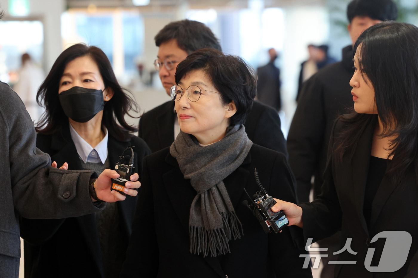 김기현 국민의힘 의원 배우자 이 모 씨가 지난 5일 오전 오전 서울 종로구 광화문 KT 빌딩에 마련된 김건희 특검(특별검사 민중기) 사무실에 피의자 신분으로 출석하고 있다. 2025.12.5/뉴스1 ⓒ News1 황기선 기자