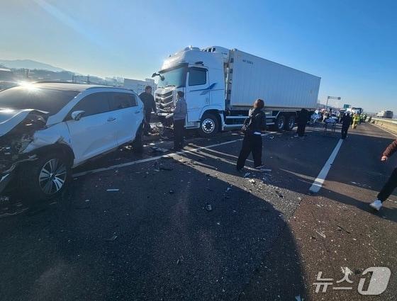 본문 이미지 - 5일 오전 9시 10분쯤 충북 청주시 청원구 오동동 3순환로에서 차량 9대가 연쇄 추돌했다.&#40;청주동부소방서 제공. 재판매 및 DB금지&#41;/뉴스1 