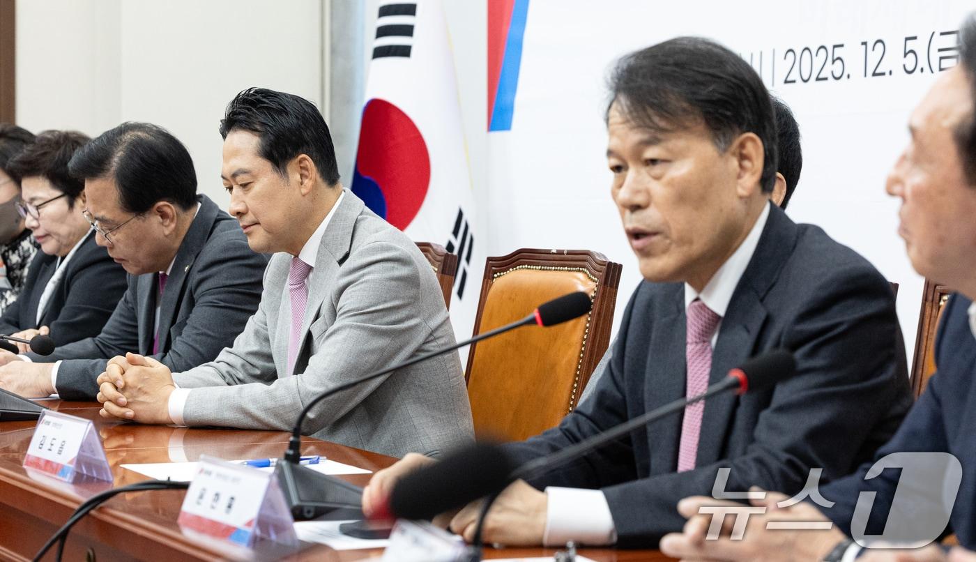 장동혁 국민의힘 대표가 지난 5일 서울 여의도 국회에서 열린 &#39;혼용무도&#39; 이재명정권 6개월 국정평가 회의에서 윤한홍 의원의 발언을 듣고 있다. 2025.12.5/뉴스1 ⓒ News1 이승배 기자