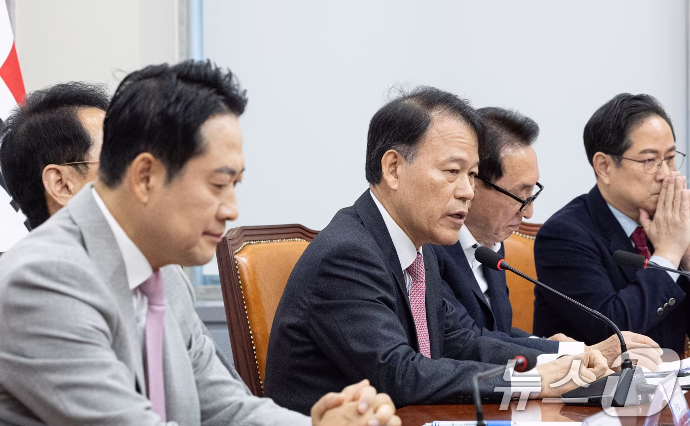 찐윤&#40;친윤 중 친윤&#41;으로 불렸던 윤한홍 국민의힘 의원이 5일 서울 여의도 국회에서 열린 &#39;혼용무도&#39; 이재명정권 6개월 국정평가 회의에서 윤석열 전 대통령과 관계를 단절하지 않고 이재명 정부를 비판해봤자 아무 소용 없다는 취지의 발언을 하자 장동혁 대표&#40;왼쪽&#41;가 심각한 표정으로 듣고 있다. 2025.12.5/뉴스1 ⓒ News1 이승배 기자