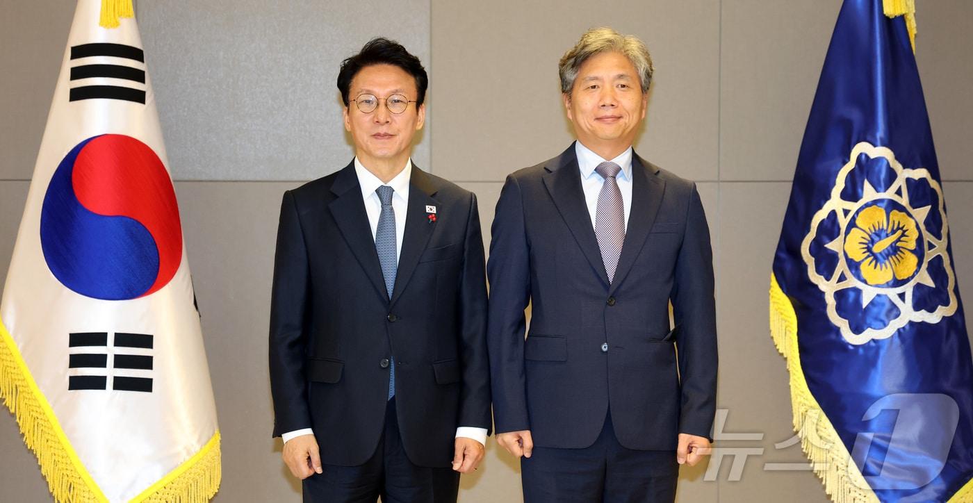 본문 이미지 - 김민석 국무총리가 지난해 12월 5일 오전 세종시 정부세종청사에서 류현철 고용노동부 산업안전보건본부장에게 임명장을 수여한 뒤 기념촬영을 하고 있다. 2025.12.5 ⓒ 뉴스1 김기남 기자