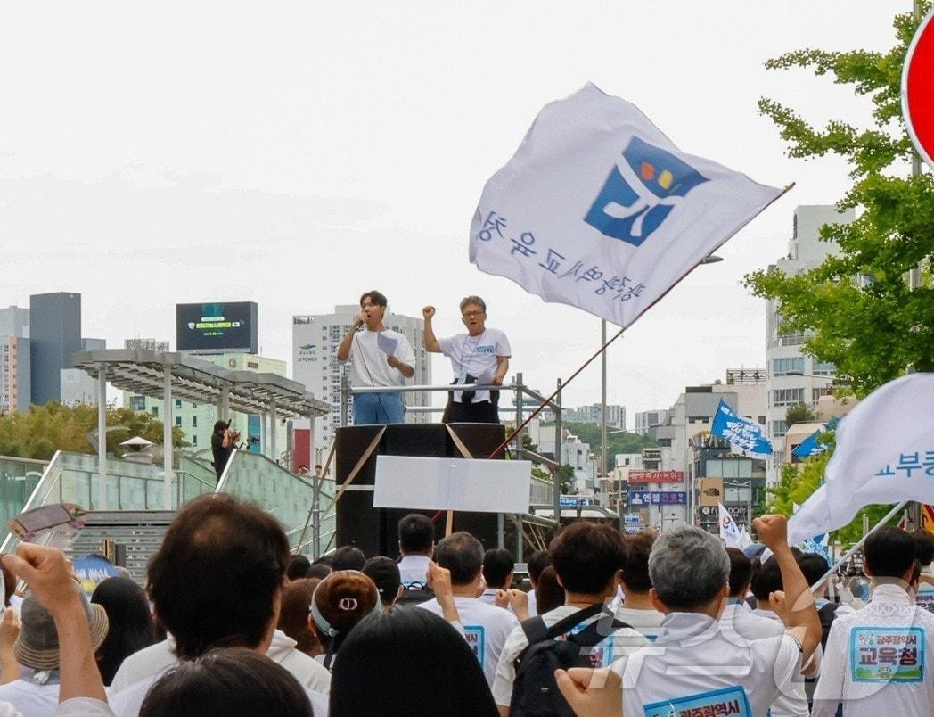 본문 이미지 - 2026학년도 수능 만점자인 광주 서석고 최장우군이 지난 5월 17일 5·18민주화운동 45주년 전야제 민주평화대행진에서 시민들 앞에서 정훈탁 광주교육청 장학사와 발언하고 있다.&#40;광주교육청 제공. 재배포 및 DB 금지&#41; 2025.12.5/뉴스1