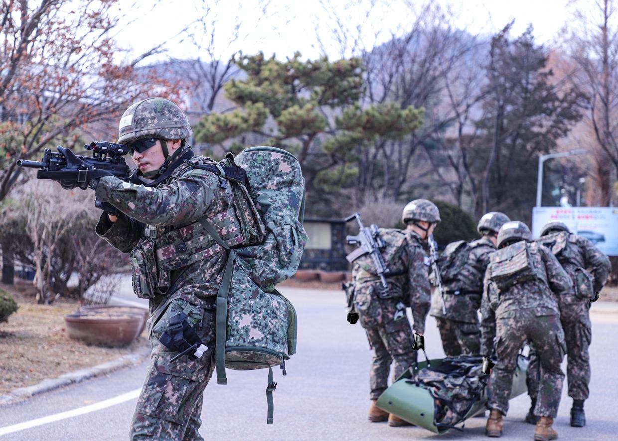본문 이미지 - 최정예 300전투원 대표선발을 위한 사단 저격수 경연대회에서 관측수가 고배율 관측경으로 표적을 식별한 뒤, 저격수가 K14 저격용 소총으로 사격하고 있는 모습.&#40;육군 제공&#41;