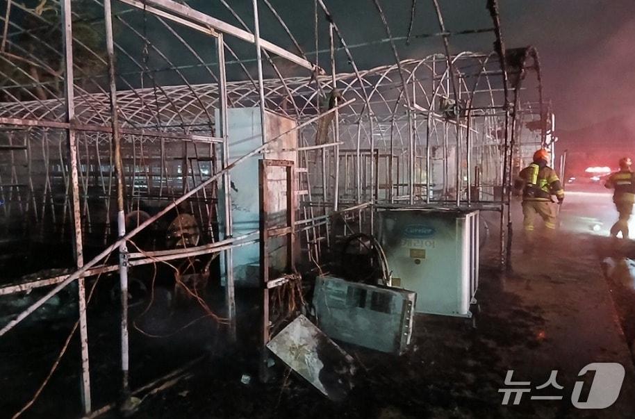 본문 이미지 - 5일 오전 2시 33분쯤 충북 옥천군 군서면 소재 한 농장 비닐하우스에서 불이 나 50여분만에 진화됐다. &#40;옥천소방서 제공. 재판매 및 DB금지&#41;/뉴스1