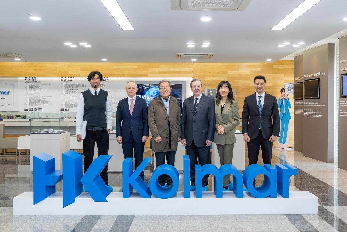 공장투어를 마친 후 기념촬영을 하고 있다. 왼쪽부터 모하메드 알 호사니 아부다비 투자진흥청&#40;ADIO&#41; 최고책임자, 레이먼드 셰플러 HITI&#40;하이티&#41; 대표, 윤동한 한국콜마 회장, 슈뢰더 전 총리, 김소연 슈뢰더-김 재단 이사장, 메이드 알 함마디 EKFS&#40;에미리트-한국 친선협회&#41; 회장.&#40;콜마홀딩스제공&#41;