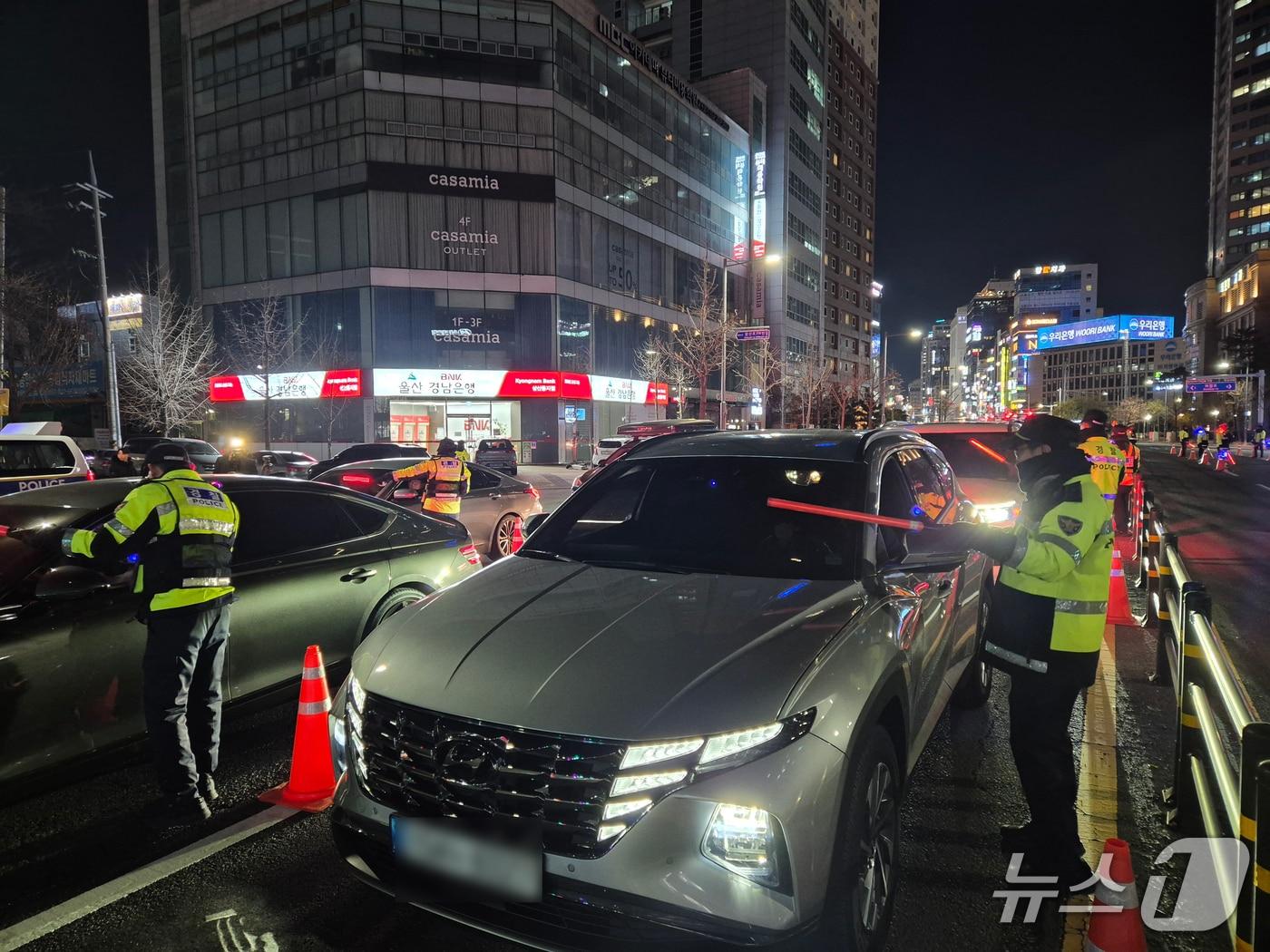 본문 이미지 - 울산남부경찰서가 4일 남구 삼산로에서 음주운전 특별단속을 실시하고 있다.2025.12.5/뉴스1ⓒ 뉴스1 박정현 기자