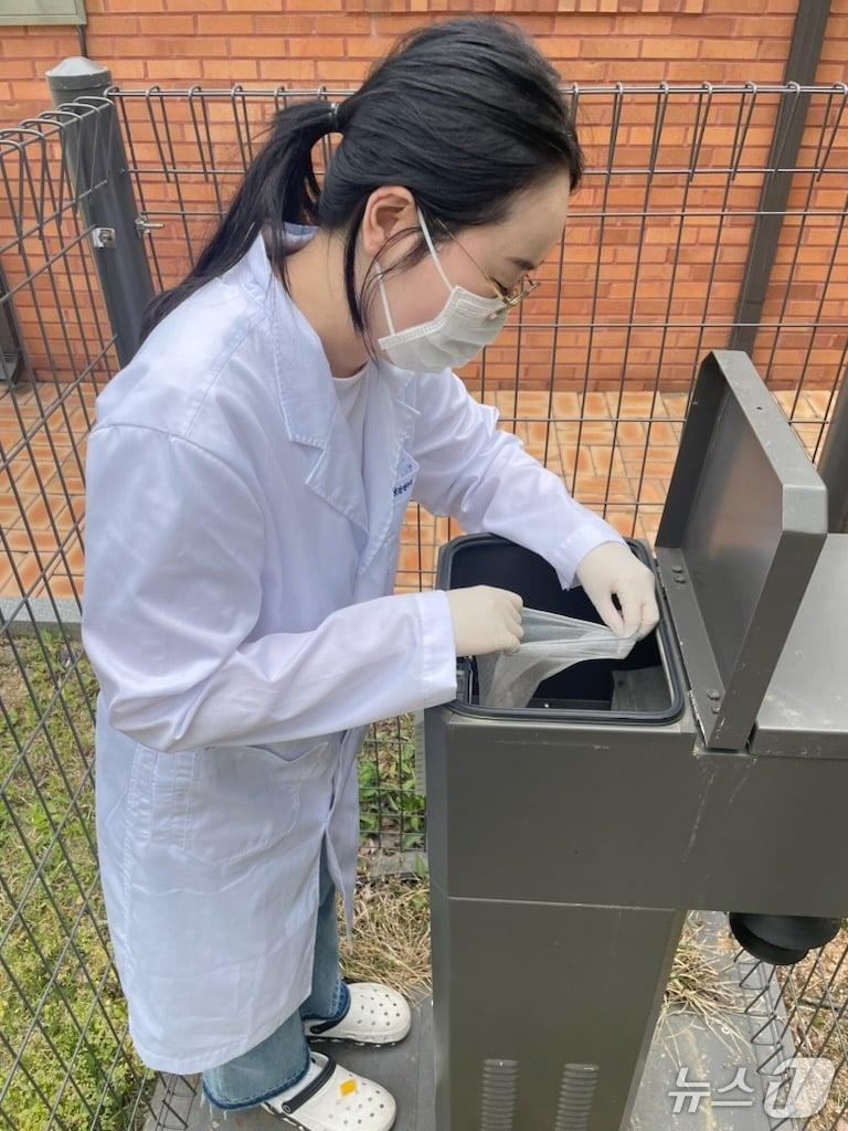 본문 이미지 - 모기 채집&#40;충북보건환경연구원 제공. 재판매 및 DB금지&#41;