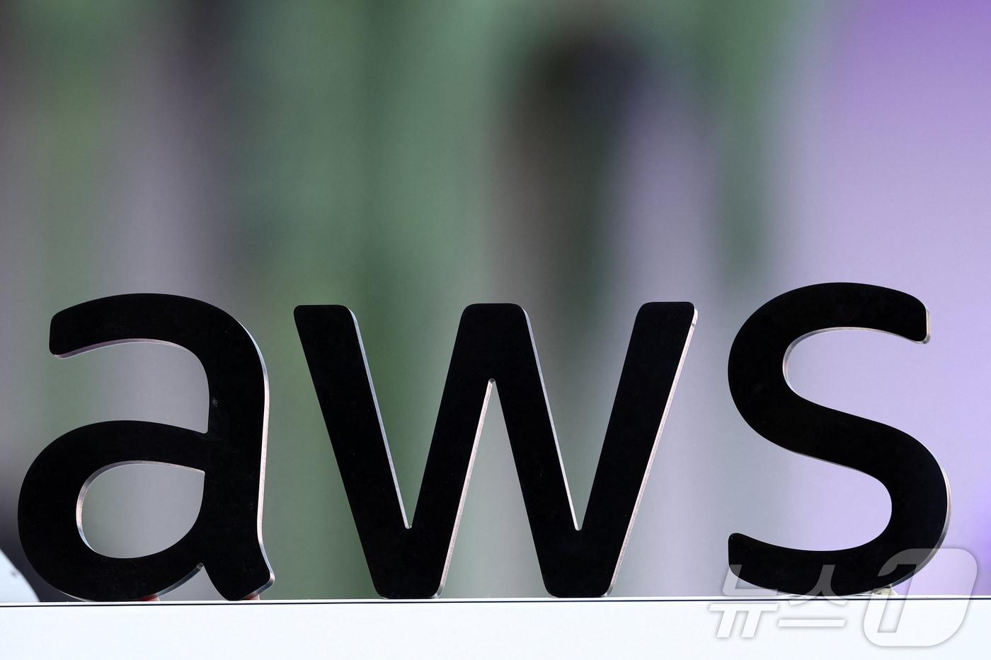 아마존웹서비스 로고. Amazon Web Services &#40;AWS&#41; logo in Paris ⓒ 로이터=뉴스1