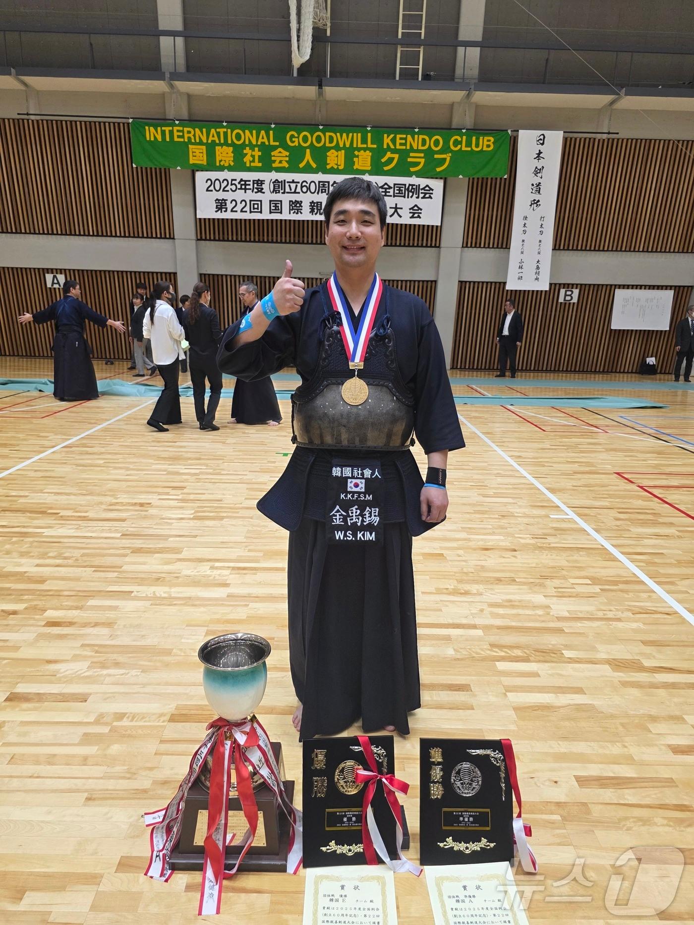 본문 이미지 - 지난 10월 일본 도쿄에서 열린 NPO 국제친선검도교류회 단체전에서 우승을 거머쥔 김우석 광주 광산구청 공무원의 모습. &#40;본인제공. 재판매 및 DB 금지&#41; 