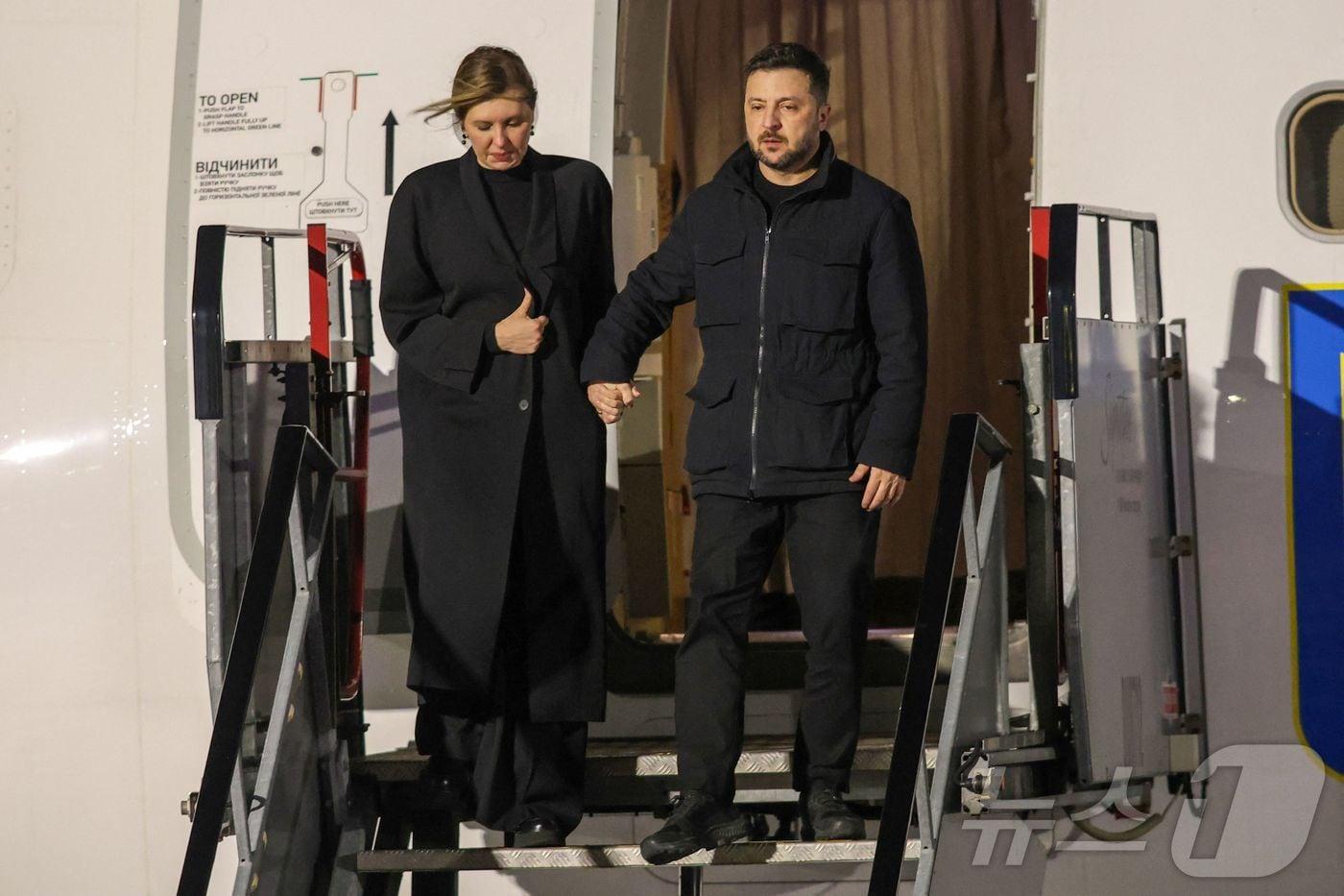 볼로디미르 젤렌스키 우크라이나 대통령&#40;오른쪽&#41;과 올레나 젤렌스카 여사가 지난 1일&#40;현지시간&#41; 아일랜드 더블린 북부의 더블린 공항에서 내리고 있다. ⓒ AFP=뉴스1