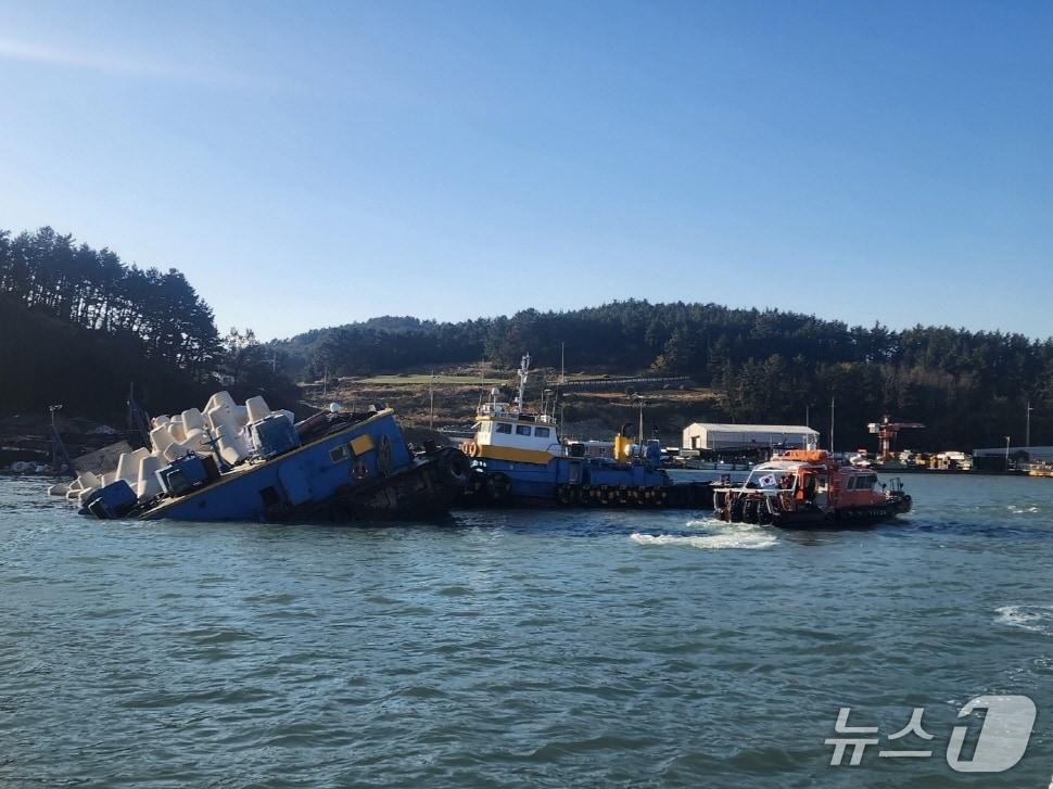 본문 이미지 - 완도해경이 5일 오전 완도 청산도 항구에서 침수된 바지선에서 안전 조치를 취하고 있다.&#40;완도해경 제공. 재판매 및 DB 금지&#41; 2025.12.5/뉴스1