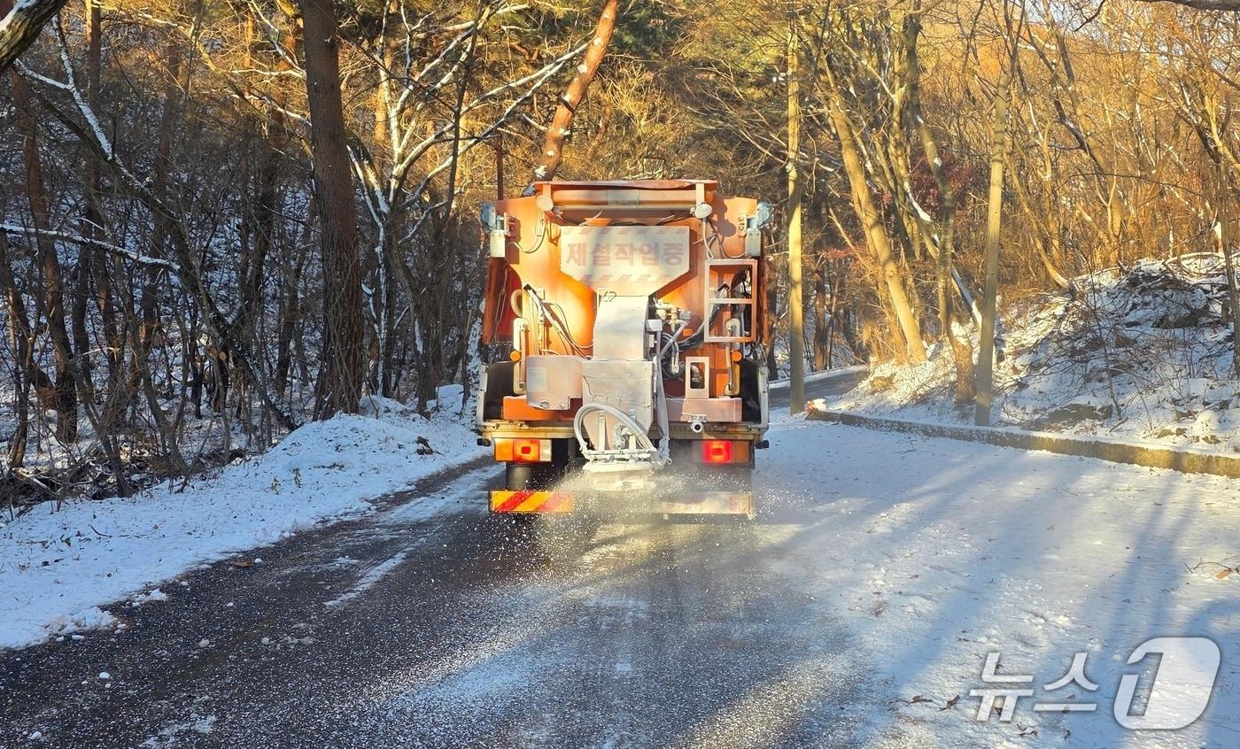 충북 괴산군이 5일 주요 도로의 제설작업을 벌이고 있다.&#40;괴산군 제공, 재판매 및 DB금지&#41;/뉴스1