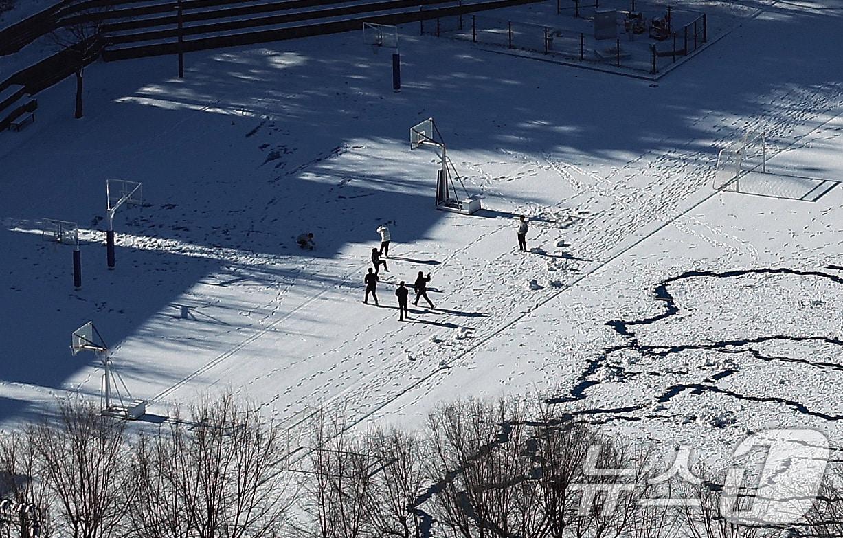 본문 이미지 - 기사 이해를 돕기 위한 눈이 쌓인 초등학교 운동장 자료 사진으로 기사 내용과 직접 관련 없음. ⓒ News1
