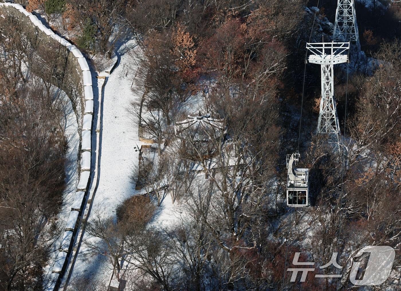 본문 이미지 - 5일 오전 서울 남산 케이블카가 눈 쌓인 산등성이를 지나고 있다. 2025.12.5/뉴스1 ⓒ News1 구윤성 기자
