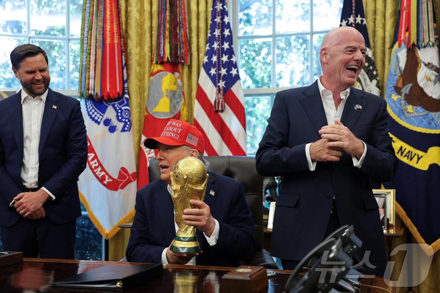 도널드 트럼프 미국 대통령이 8월 22일&#40;현지시간&#41; 워싱턴DC 백악관 집무실에서 &#39;트럼프가 전부 옳았다!&#39;&#40;Trump Was Right About Everything!&#41;라고 적힌 모자를 쓴 채 FIFA 월드컵 트로피를 들고 2026년 FIFA 월드컵 관련 발표를 하고 있다. 2025.08.22. ⓒ 로이터=뉴스1 ⓒ News1 윤다정 기자