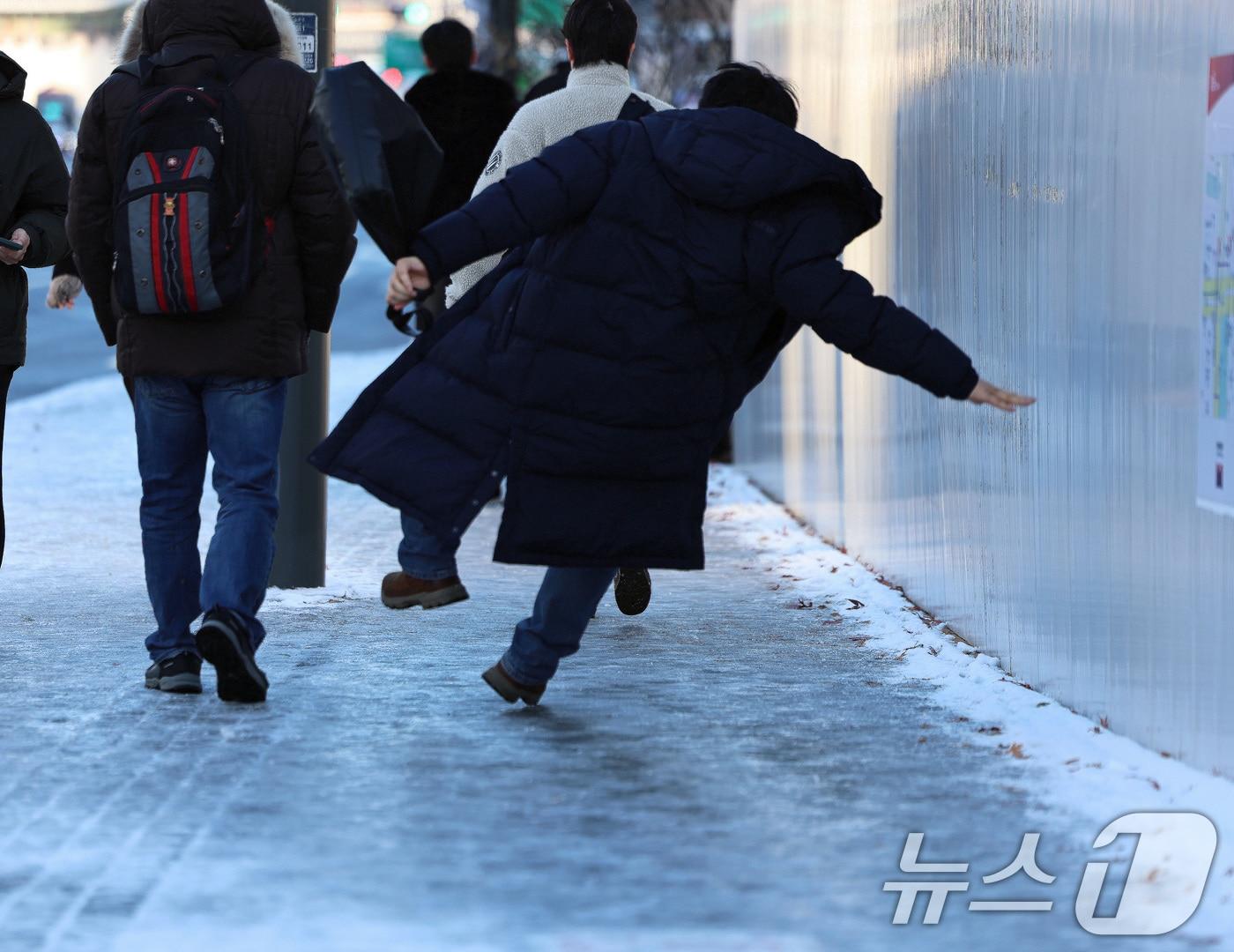 본문 이미지 - 폭설 후 한파로 도로 곳곳이 얼어붙은 지난 5일 한 시민이 빙판길에 미끄러져 넘어지고 있다. 2025.12.5/뉴스1 ⓒ News1 구윤성 기자