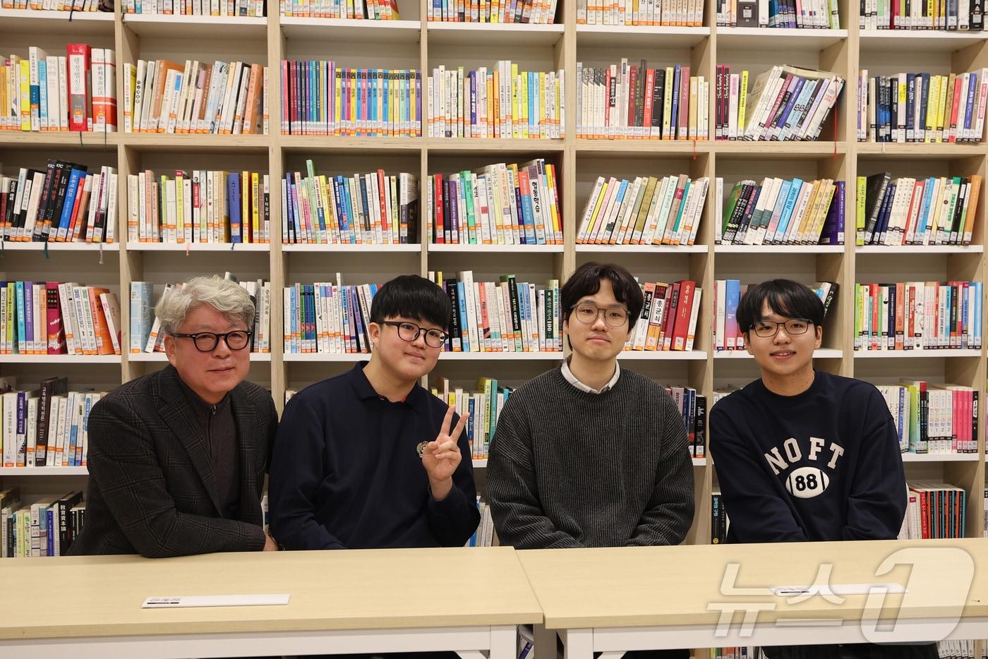 2026학년도 대학수학능력시험 만점을 받은 왕정건&#40;18·왼쪽 두 번째&#41;군이 5일 오전 서울 광진구 광남고등학교에서 기념사진을 찍고 있다. 왼쪽부터 최재일 광남고등학교 교장, 고무성 담임선생님, 서장협 전년도 수능 만점자. &#40;공동취재&#41; 2025.12.5/뉴스1 ⓒ News1 오대일 기자