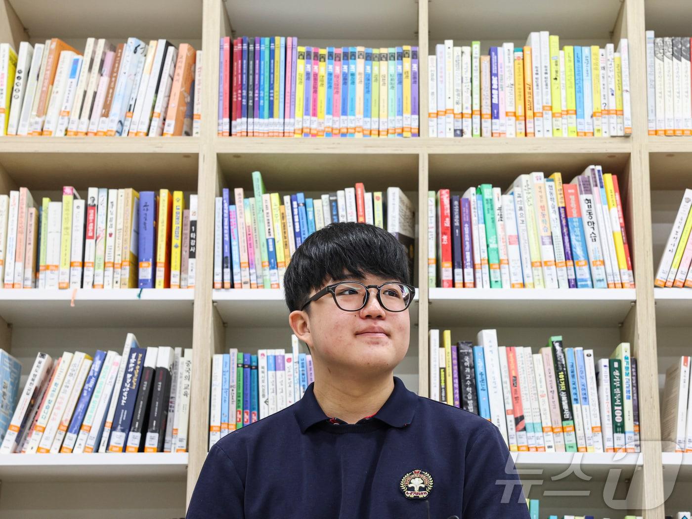 본문 이미지 - 2026학년도 대학수학능력시험 수능 만점자 왕정건 학생이 5일 오전 서울 광진구 광남고등학교에서 언론 인터뷰를 하고 있다. (공동취재) 2025.12.5/뉴스1 ⓒ News1 오대일 기자