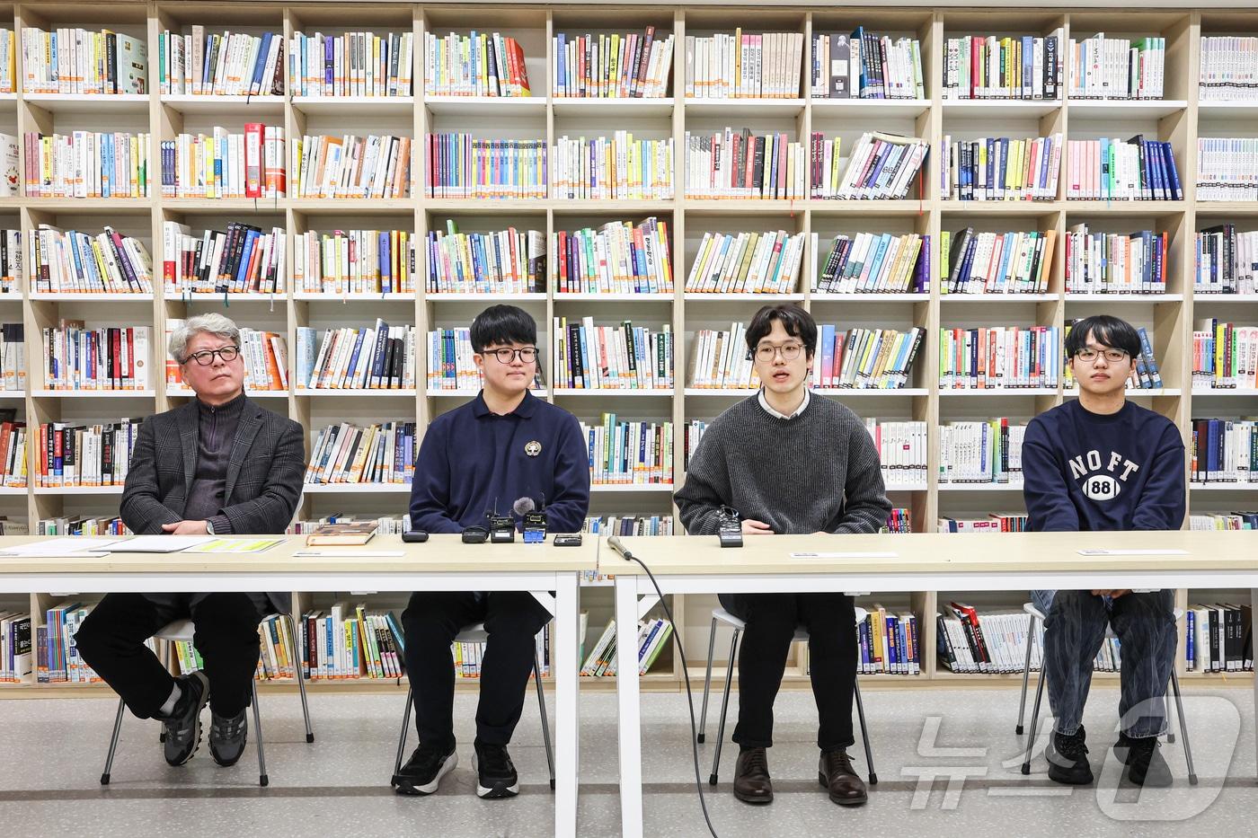 5일 오전 서울 광진구 광남고등학교에서 2026학년도 대학수학능력시험 수능 만점자 관련 언론 인터뷰를 진행하고 있다. 왼쪽부터 최재일 광남고 교장, 왕정건 학생, 고무성 광남고 담임교사, 서장협 졸업생. &#40;공동취재&#41; 2025.12.5/뉴스1 ⓒ News1 오대일 기자