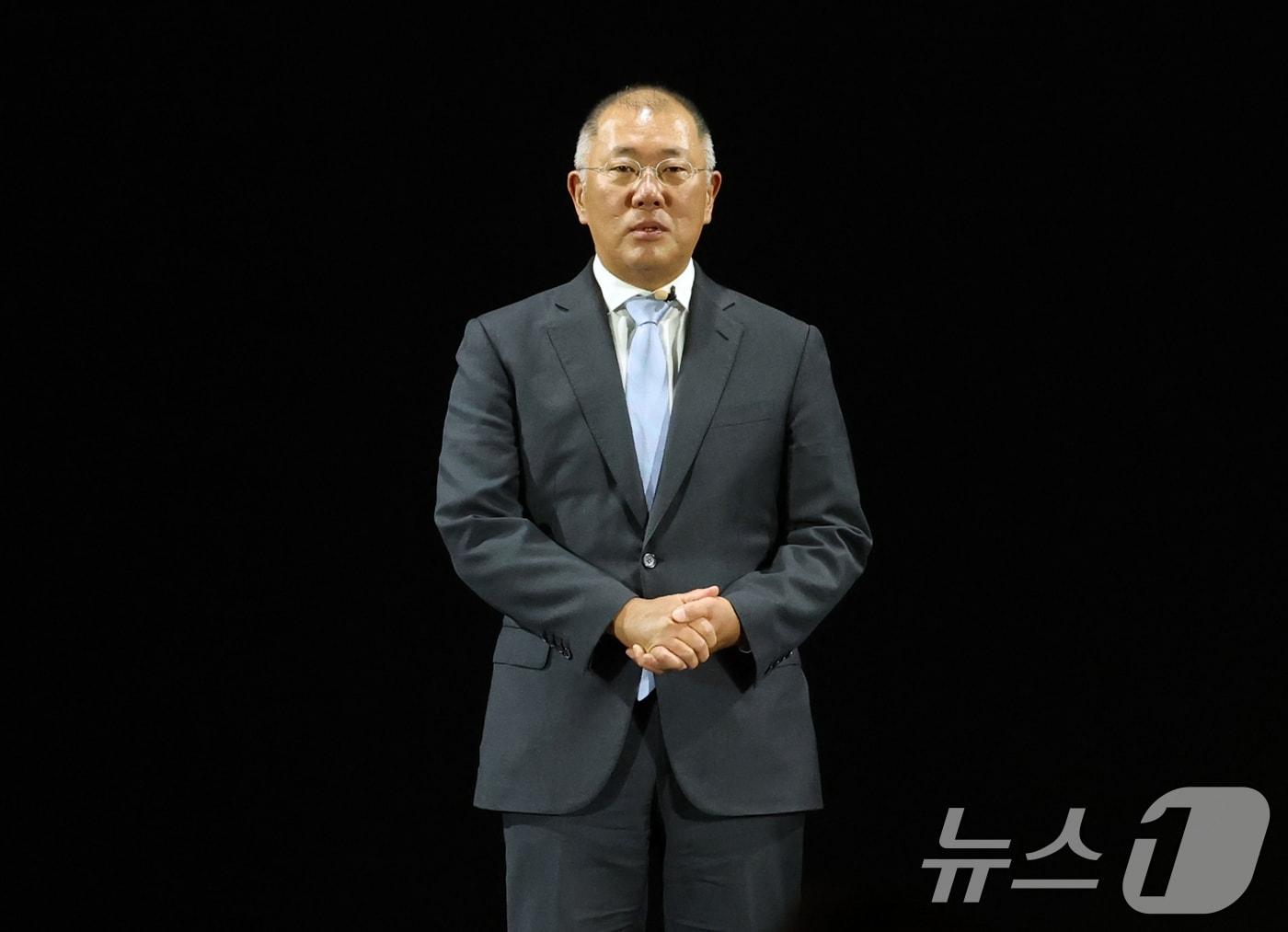 본문 이미지 - 정의선 현대자동차그룹 회장이 지난달 5일 경기 용인시 처인구 기아 비전스퀘어에서 열린 '기아 80주년 기념식'에서 발언하고 있는 모습(자료사진). 2025.12.5/뉴스1 ⓒ News1 김영운 기자