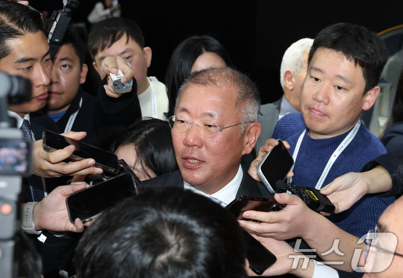 정의선 현대자동차그룹 회장이 5일 경기 용인시 처인구 기아 비전스퀘어에서 열린 &#39;기아 80주년 기념식&#39;에서 취재진의 질문에 답하고 있다. 2025.12.5/뉴스1 ⓒ News1 김영운 기자