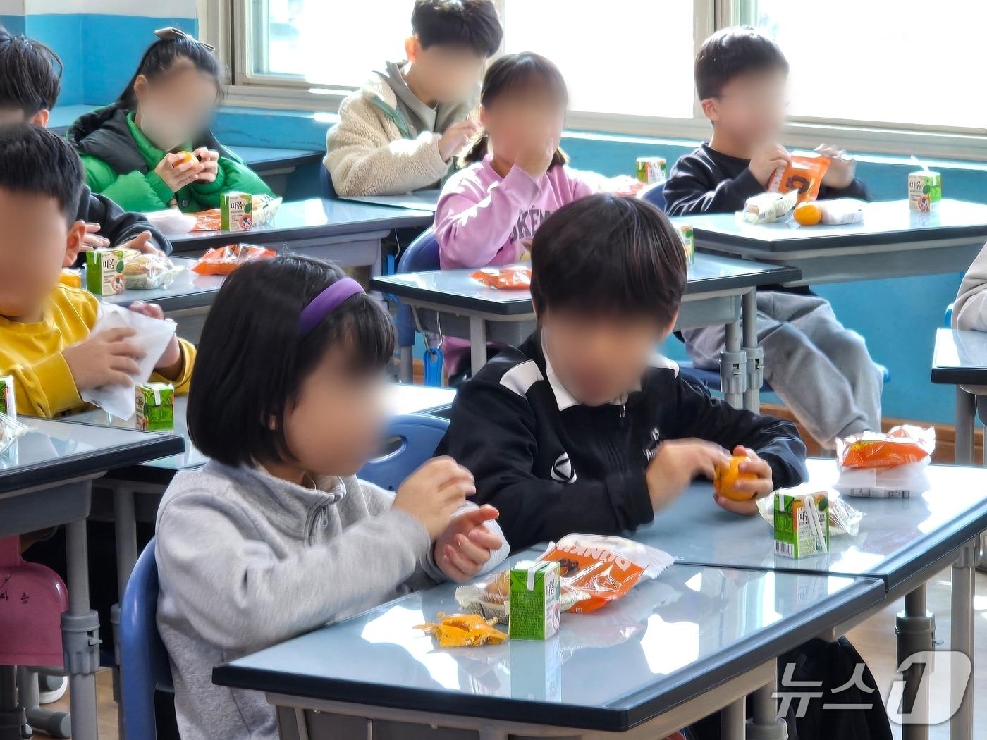 본문 이미지 - 전국학교비정규직연대회의가 영남권 총파업에 돌입한 5일 창원 용남초등학교에서 대체 급식이 이뤄지고 있다. 2025.12.5 ⓒ 뉴스1 박민석 기자