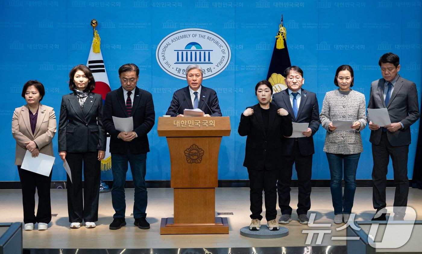 서왕진 조국혁신당 원내대표를 비롯한 의원들이 지난 5일 서울 여의도 국회 소통관에서 내란전담재판부 설치법안 관련 기자회견을 하고 있다. 2025.12.5/뉴스1 ⓒ News1 유승관 기자