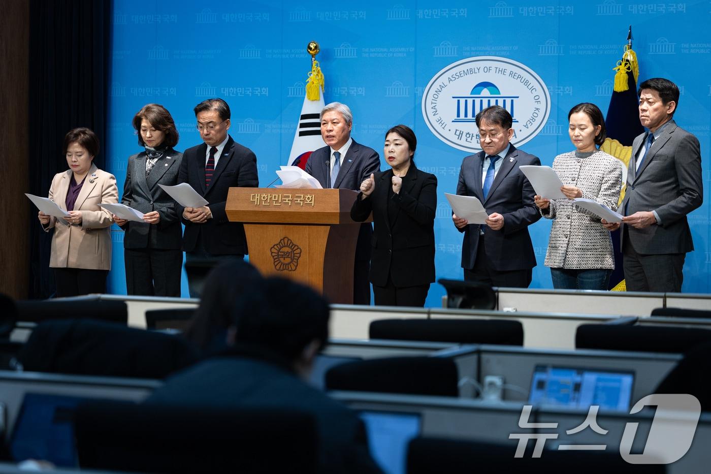 서왕진 조국혁신당 원내대표를 비롯한 의원들이 지난 5일 서울 여의도 국회 소통관에서 내란전담재판부 설치법안 관련 기자회견을 하고 있다. 2025.12.5/뉴스1 ⓒ News1 유승관 기자