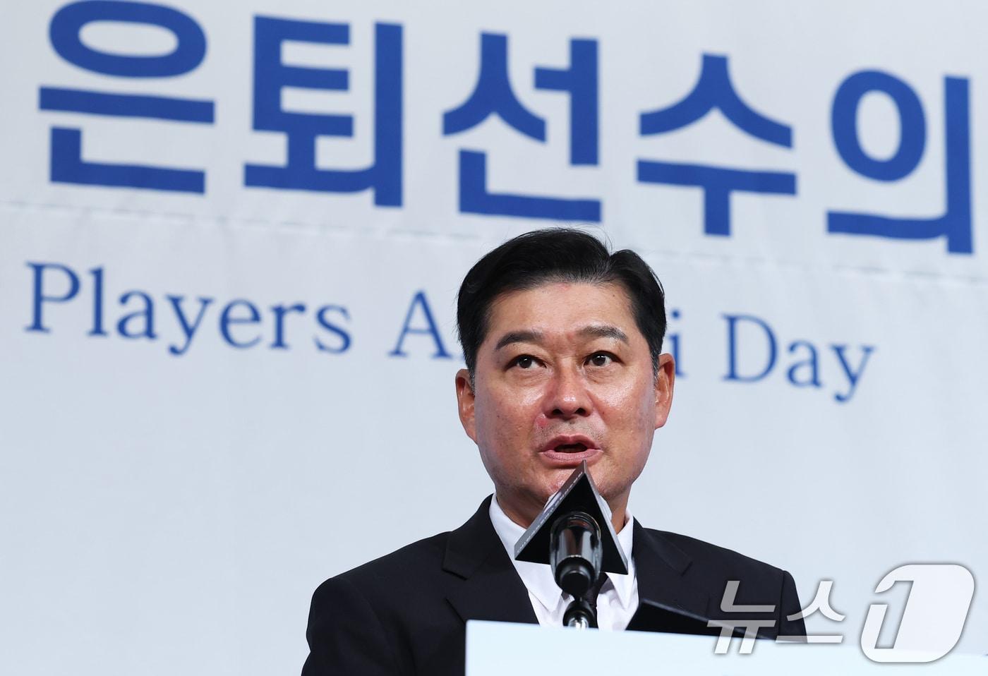 5일 서울 강남구 리베라호텔에서 열린 한국프로야구 은퇴선수의 날 행사에서 한국프로야구은퇴선수협회 5대 회장에 취임한 이종범 전 코치가 소감을 밝히고 있다. ⓒ News1 오대일 기자