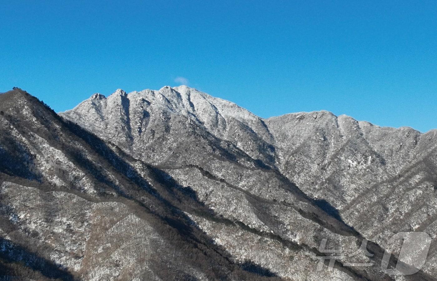 지난 5일 경남 거창군 북상면 남덕유산 삿갓재 능선에 밤사이 내린 첫눈이 쌓여 있다. &#40;거창군 제공. 재판매 및 DB 금지&#41; 2025.12.5/뉴스1