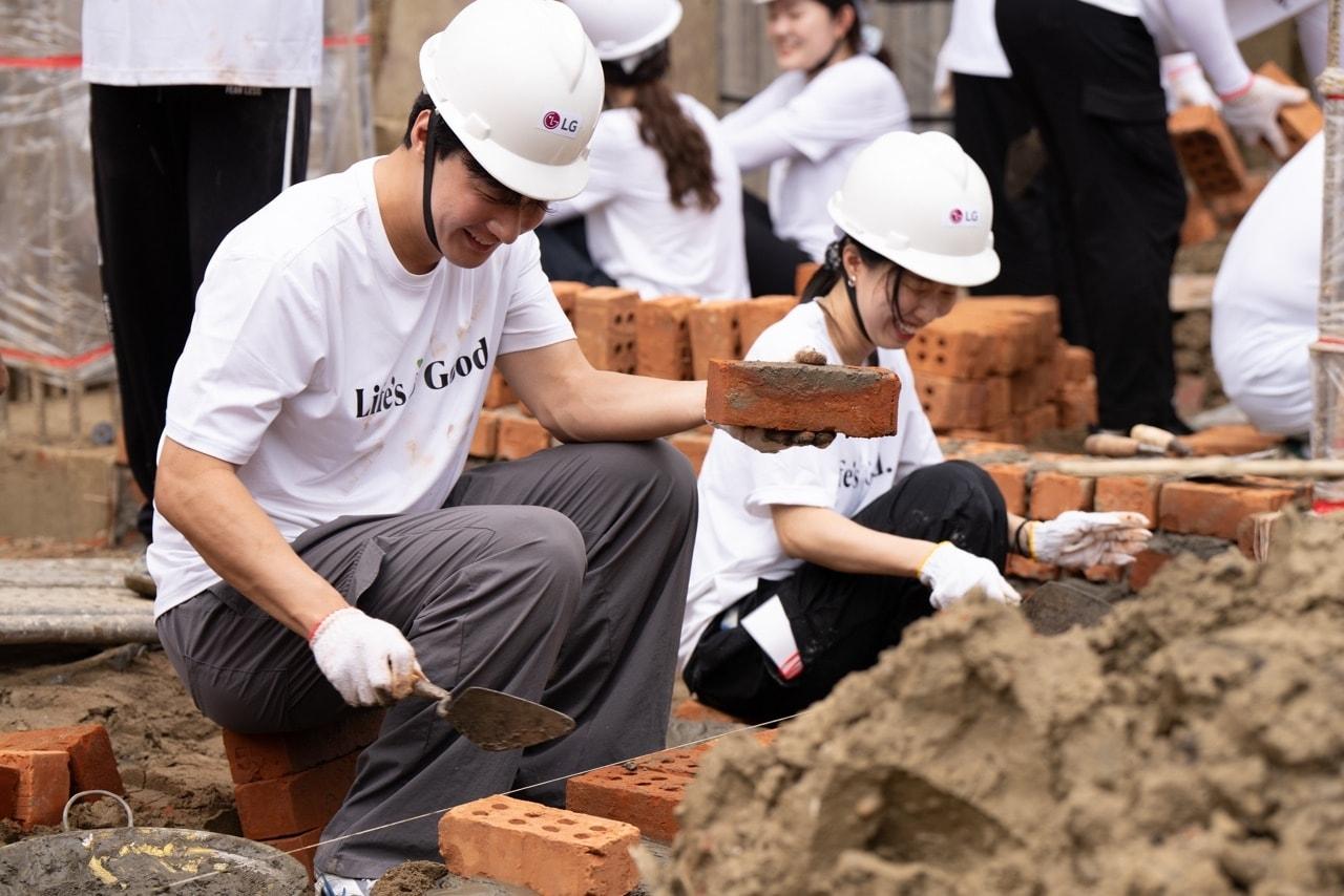 본문 이미지 - LG전자 임직원의 자발적 참여로 구성된 &#39;라이프스굿&#40;Life&#39;s Good&#41;&#39; 봉사단이 지난 9월 미얀마 양곤에서 현지 청소년들의 교육환경 개선 활동을 진행했다&#40;LG전자 제공&#41;. ⓒ 뉴스1