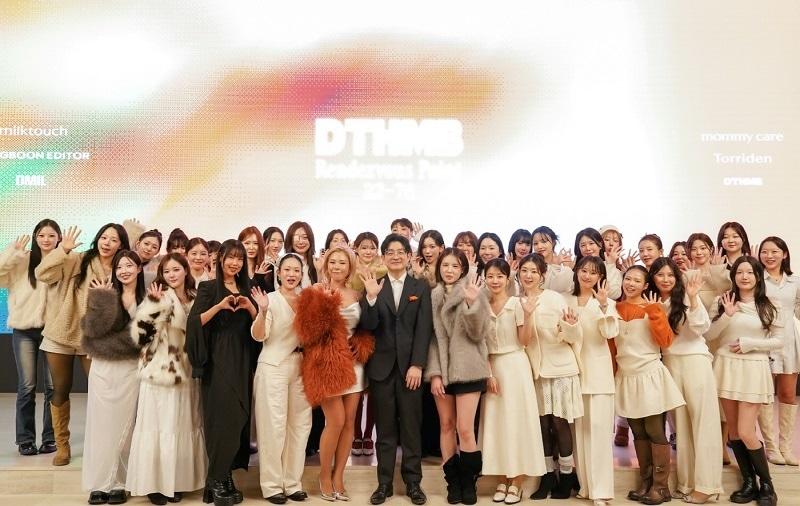 본문 이미지 - 디밀 이헌주 대표&#40;가운데&#41;가 12월 3일 몬드리안 서울에서 열린 &#39;디퍼런트 썸네일 2025&#39;에서 가비 등 참석 크리에이터들과 기념촬영을 하고 있다. 사진=디퍼런트밀리언즈㈜ 제공