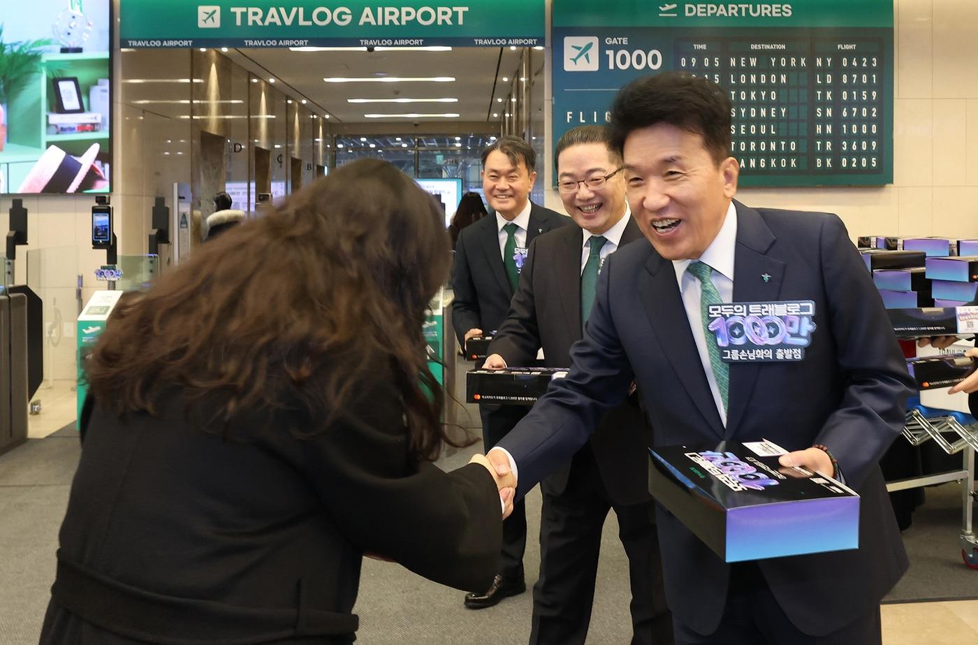 하나금융그룹은  5일 오전 하나은행 을지로 본점에서 국내 해외여행 대표 플랫폼인 &#39;트래블로그&#39; 서비스 가입자 &#39;1,000만 돌파 축하&#39; 기념 행사를 진행했다. &#40;하나금융그룹 제공&#41;
