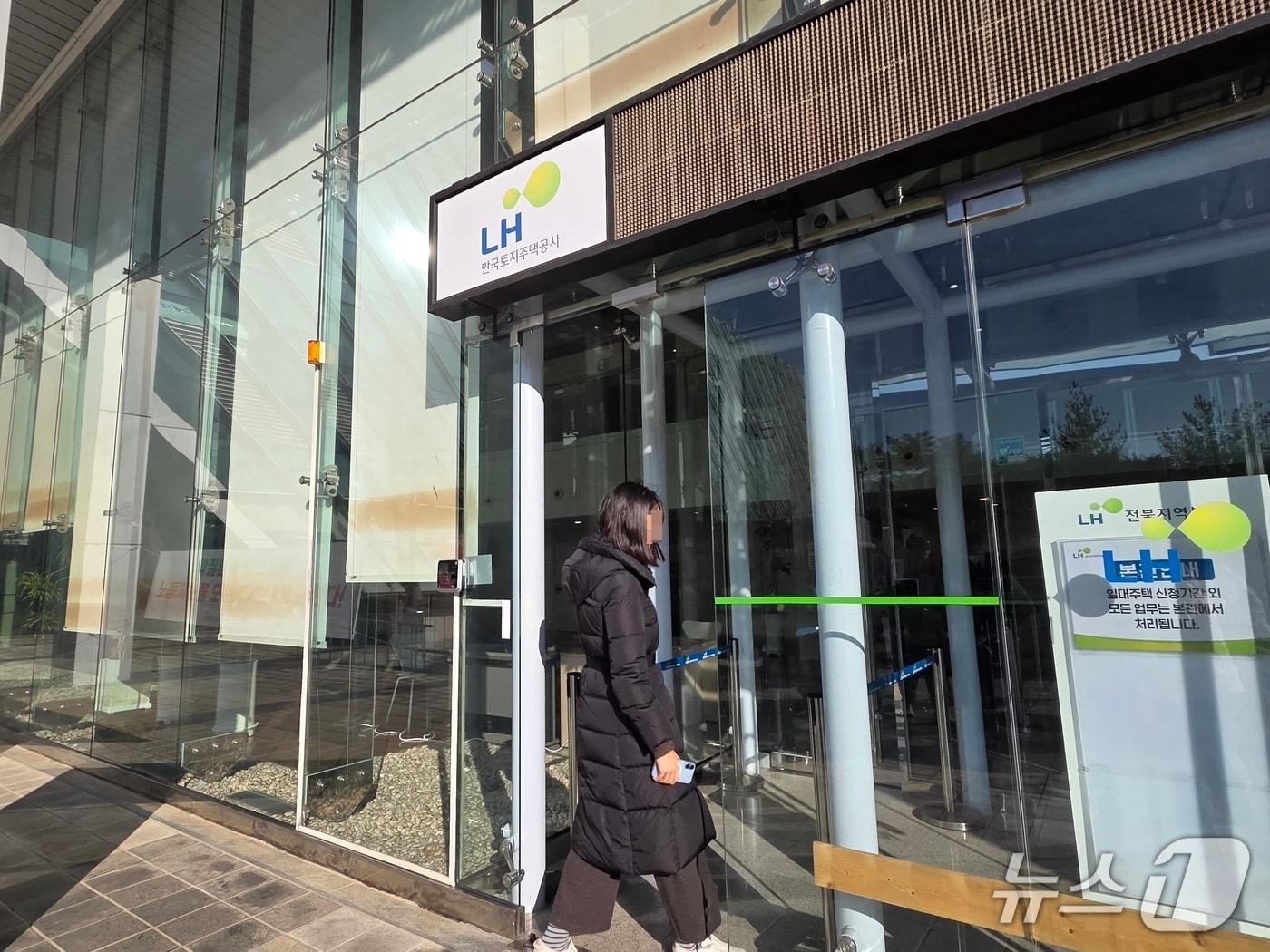 본문 이미지 - 5일 오전 11시께 깨진 LH전북본부 출입문 사이로 한 시민이 지나가고 있다.2025.12.5/뉴스1 장수인 기자