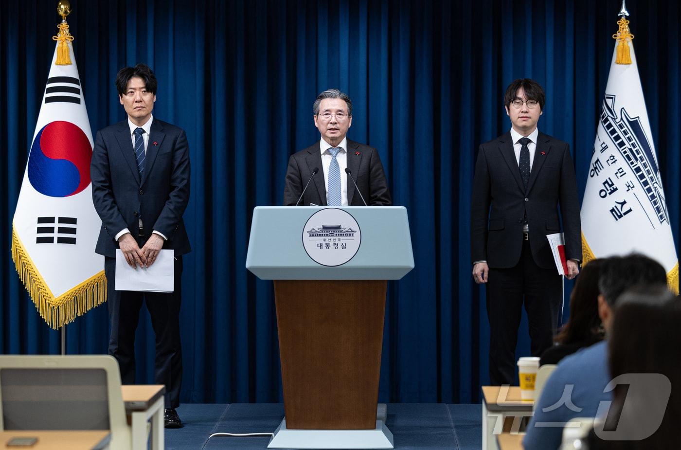 본문 이미지 - 김용범 대통령실 정책실장이 5일 서울 용산 대통령실 청사에서 손정의 소프트뱅크그룹 회장 접견 관련 브리핑을 하고 있다. 사진 왼쪽부터 김우창 AI정책비서관, 김 정책실장, 하정우 AI미래기획수석. 2025.12.5/뉴스1 ⓒ News1 이재명 기자