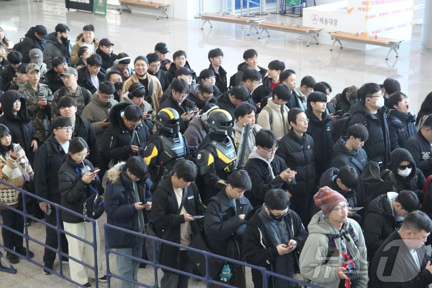 5일 오전 서브컬처 페스티벌  &#39;AGF 2025&#39;가 열리는 일산 킨텍스 제 1전시장 대기줄에 게임 캐릭터로 분장한 사람들이 섞여 있다. AGF 2025는 12월 5일부터 7일까지 일산 킨텍스에서 열린다.2025.12.5/뉴스1 ⓒ News1 김민재 기자