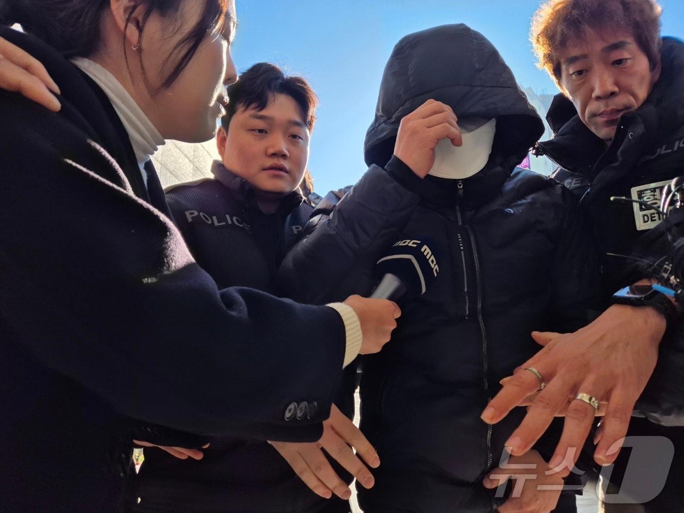 본문 이미지 - 강원 양양군청 직장 내 괴롭힘 의혹을 받는 7급 공무원 A 씨가 지난 5일 오후 춘천지법 속초지원에서 열린 구속 전 피의자 심문을 받기 위해 법정으로 이동하고 있다. ⓒ News1 윤왕근 기자