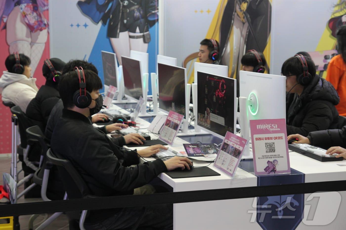 5일 오전 서브컬처 페스티벌 &#39;AGF 2025&#39;가 열리는 일산 킨텍스 제 1전시장에서 방문객들이 스마일게이트 신작 &#39;미래시: 보이지 않는 미래&#39;를 체험하고 있다. 2025.12.5/뉴스1 ⓒ News1 김민재 기자