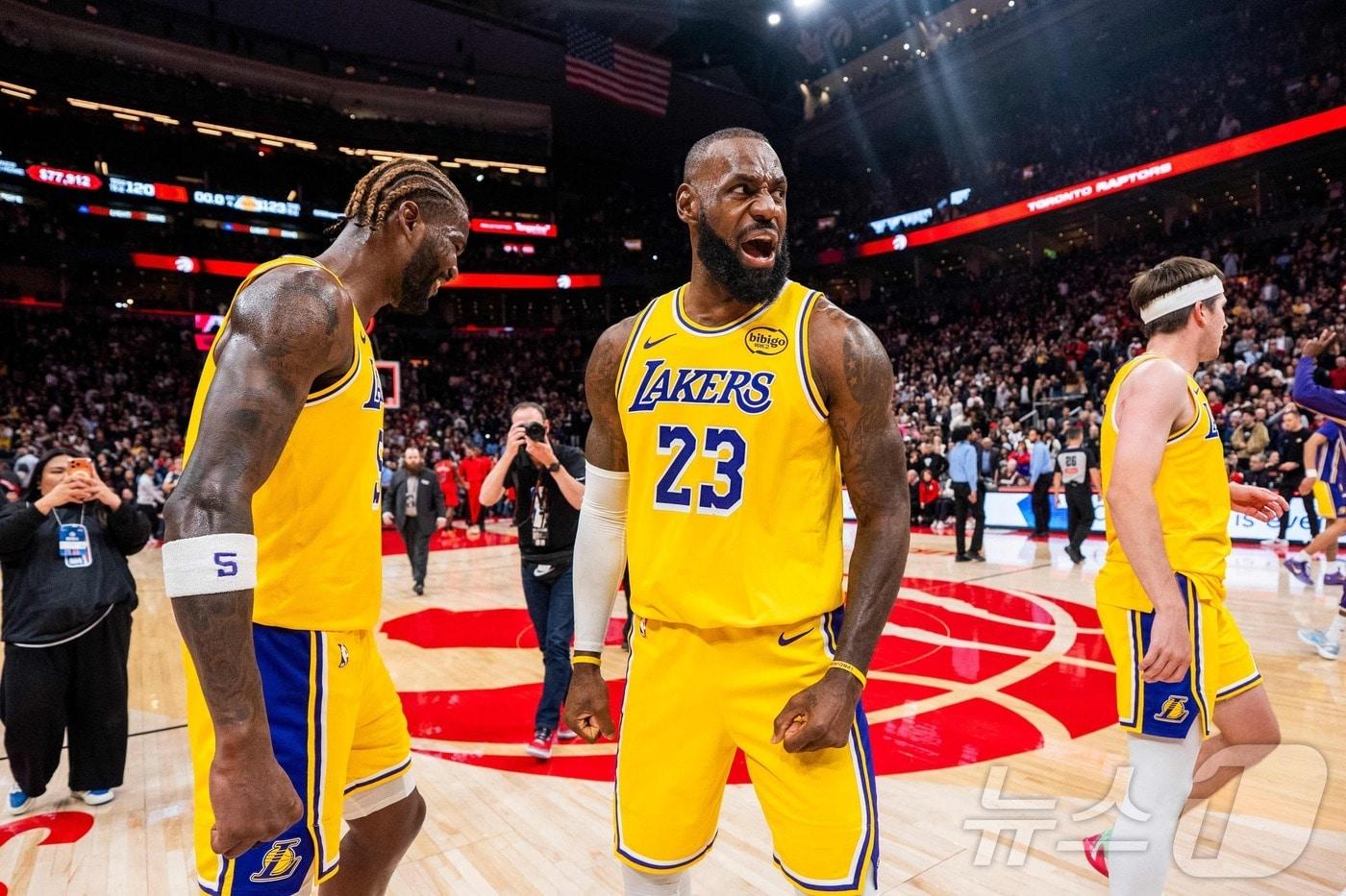 NBA LA 레이커스 르브론 제임스&#40;가운데&#41;가 5일&#40;한국시간&#41; 토론토와 경기를 승리한 뒤 기뻐하고 있다. ⓒ AFP=뉴스1