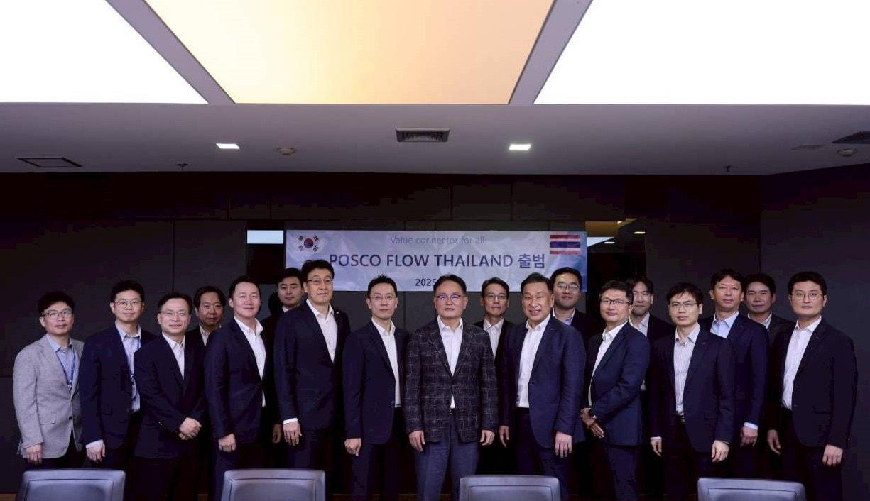 본문 이미지 - 포스코플로우 태국법인 개소식에 참석한 포스코 그룹 관계자들이 모여 기념촬영을 하고 있다. &#40;포스코플로우 제공&#41;