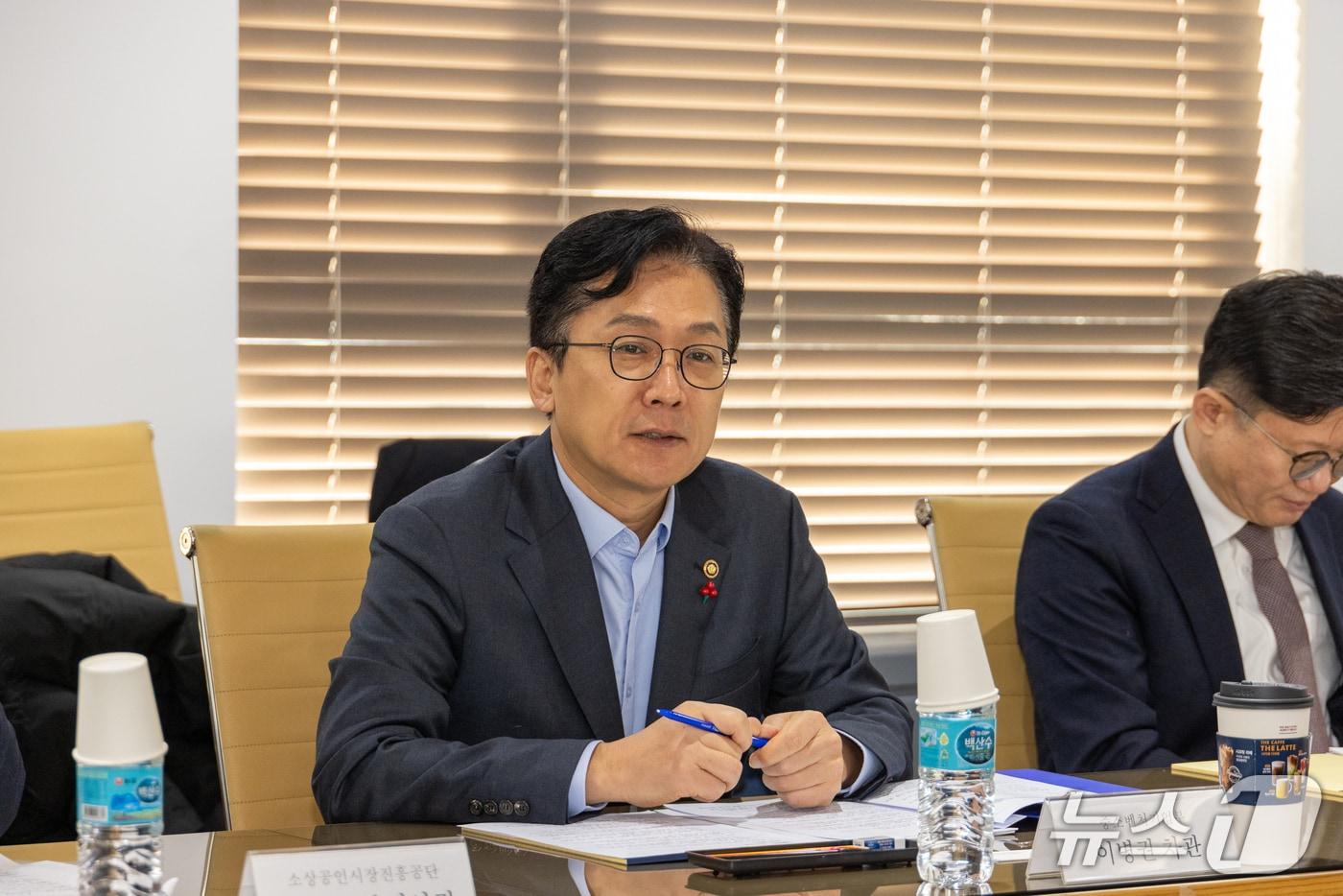 이병권 중기부 제2차관이 5일 홈플러스에 입점중인 소상공인을 만나 대화를 나눴다 &#40;중기부 제공&#41;