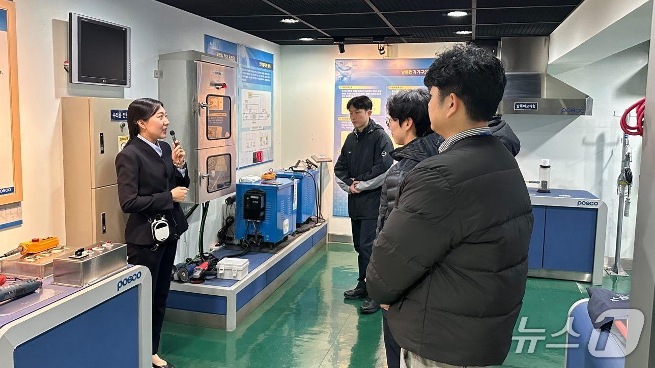 본문 이미지 - 여수해경이 지난 4일 포스코 광양제철소 안전문화체험관을 방문해 산업안전체험을 진행하고 있다. &#40;여수해경 제공. 재판매 및 DB금지&#41;
