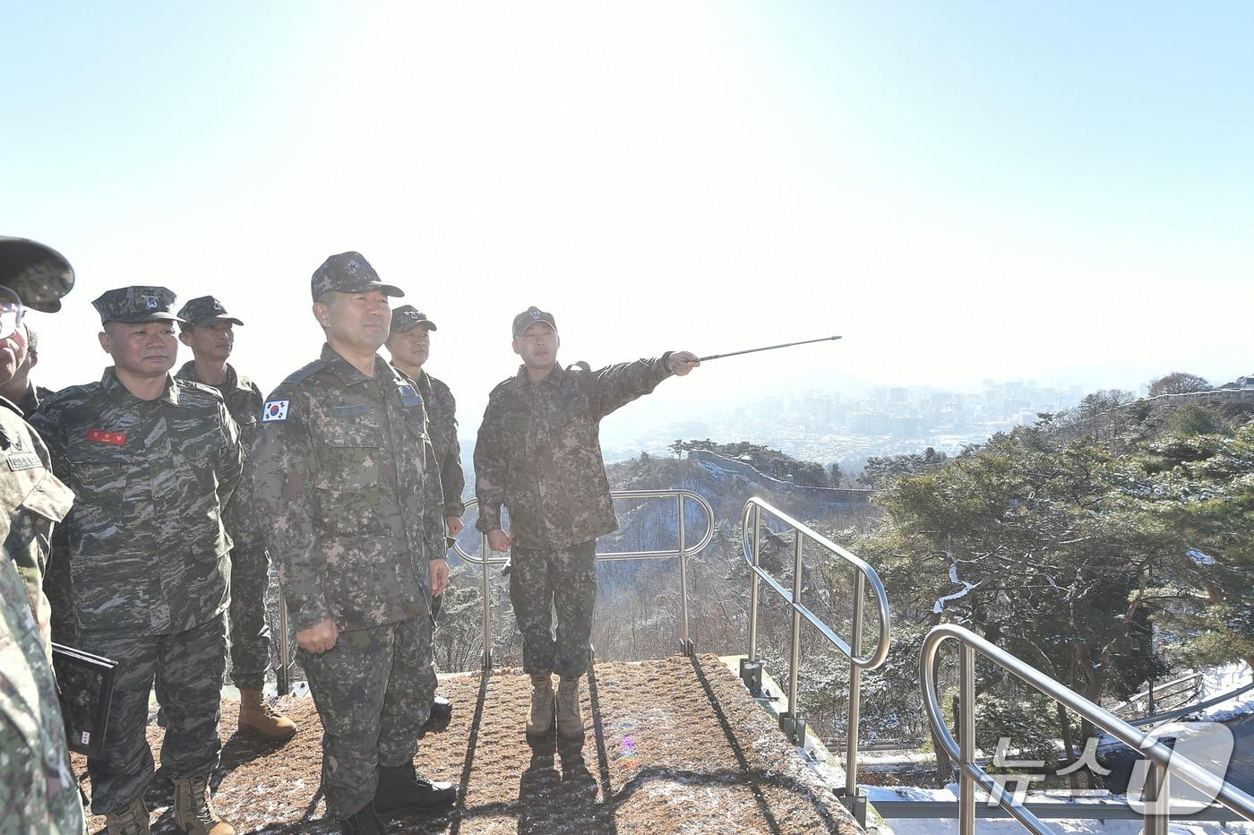진영승 합동참모본부 의장이 5일 1방공여단과 3미사일방어여단 예하 부대를 방문해 작전태세를 점검하고 있다. &#40;합참 제공&#41;