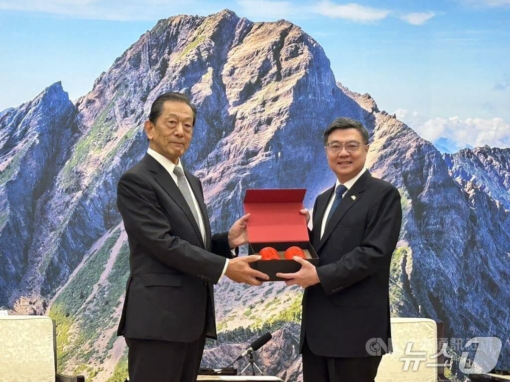 본문 이미지 - 줘룽타이 대만 행정원장은 5일 대만에서 스미 휴조 대만-일본 교류협회장을 접견했다. &#40;대만 중앙통신사 갈무리&#41;